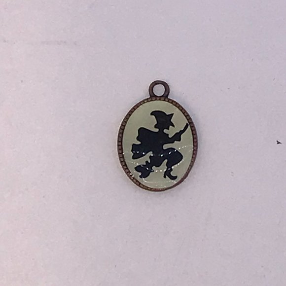 Cute little Oval Witch Pendant - Picture 2 of 3